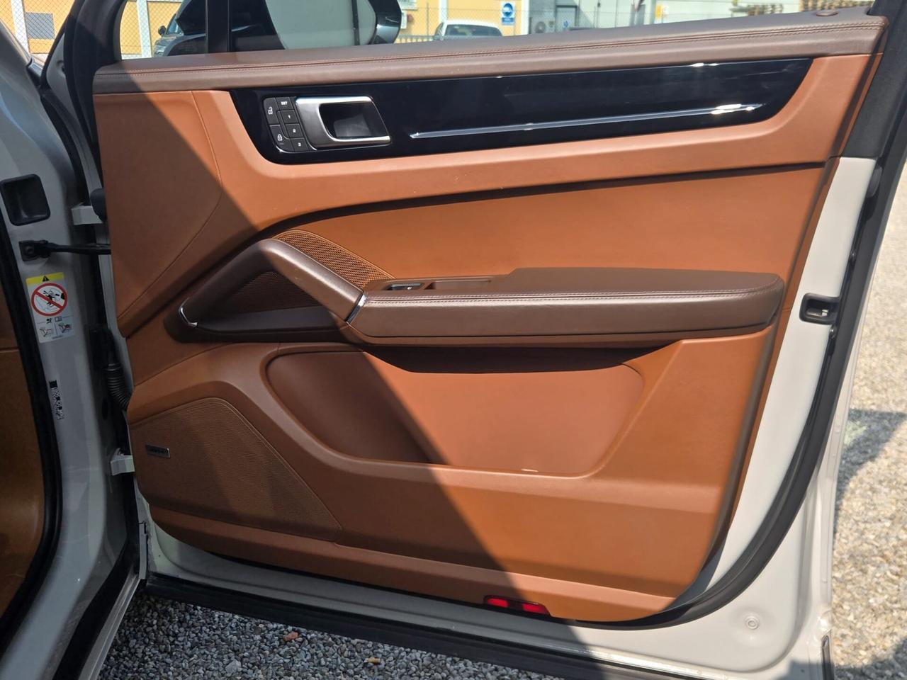 Porsche Cayenne Coupé 3.0 V6 E-Hybrid Platinum Edition