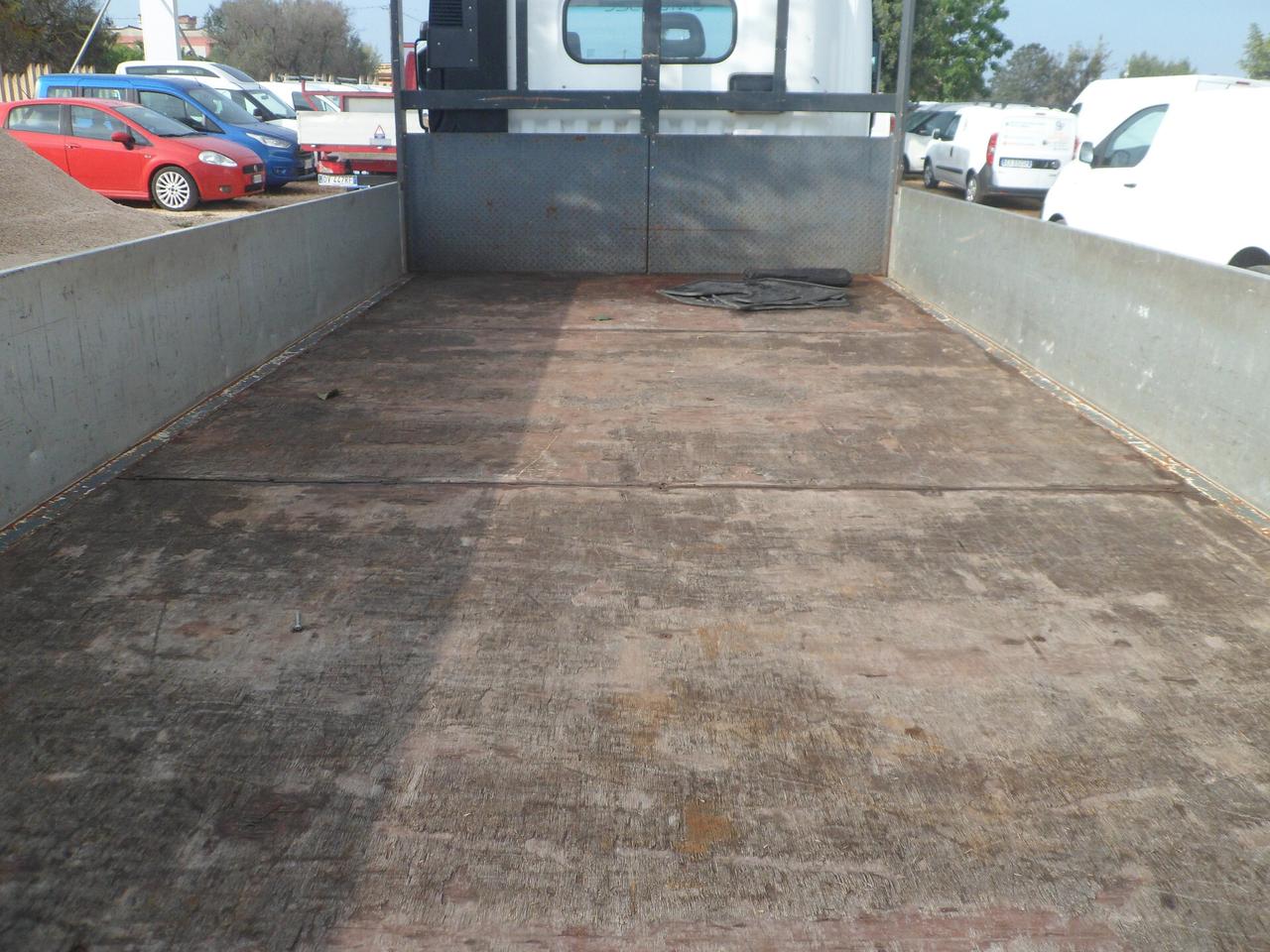 Nissan NT500 cassone fisso
