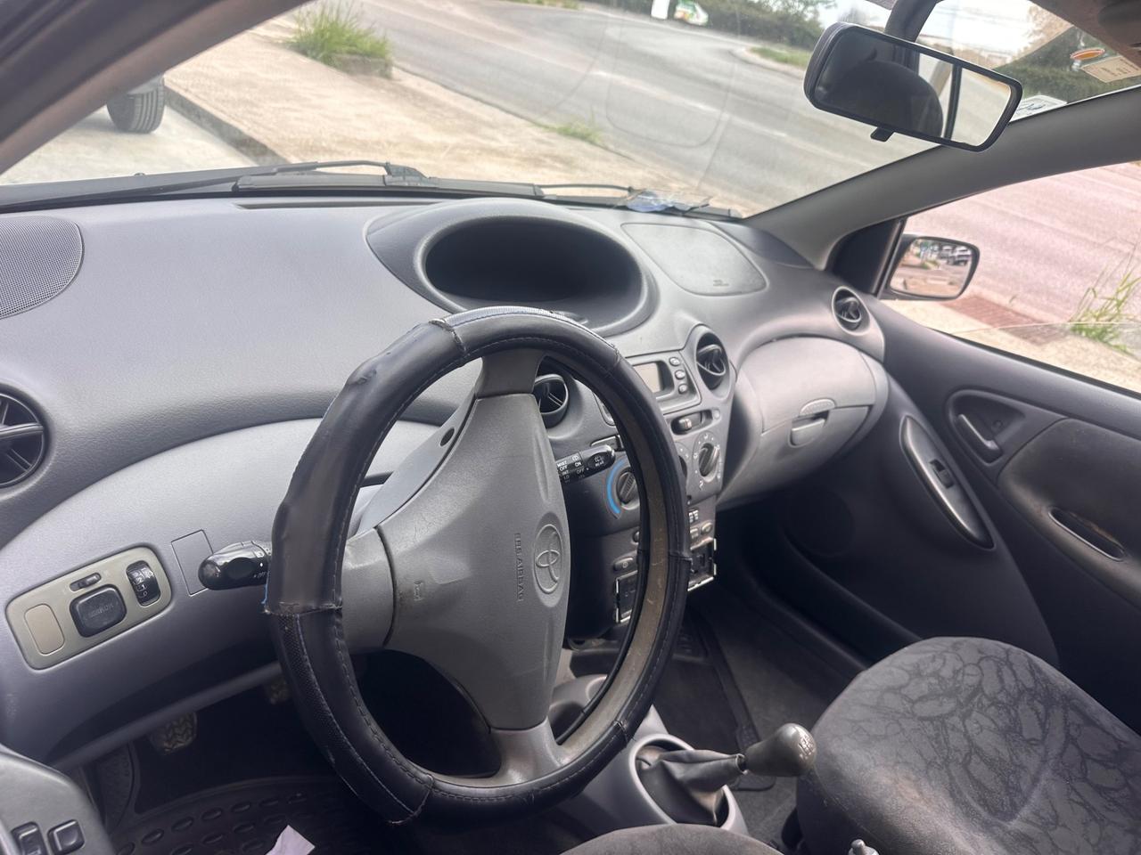 Toyota Yaris 1.0i 16V cat 5 porte Sol