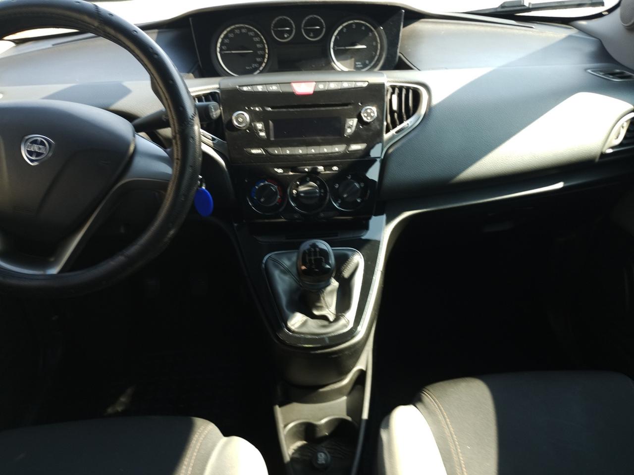 Lancia Ypsilon 5 Porte Ypsilon 1.2 8v Silver ecochic Gpl 69cv