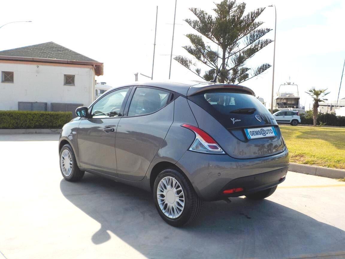 Lancia Ypsilon 1.0 FireFly 5 porte S&S Hybrid Ecochic Silver