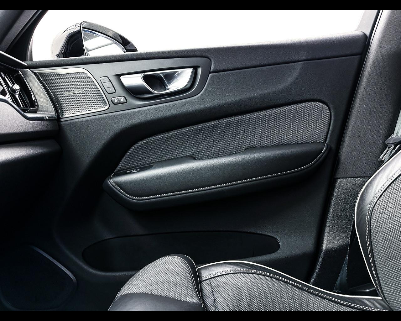 VOLVO XC60 (2017-->) - XC60 T6 Plug-in hybrid AWD automatico Core