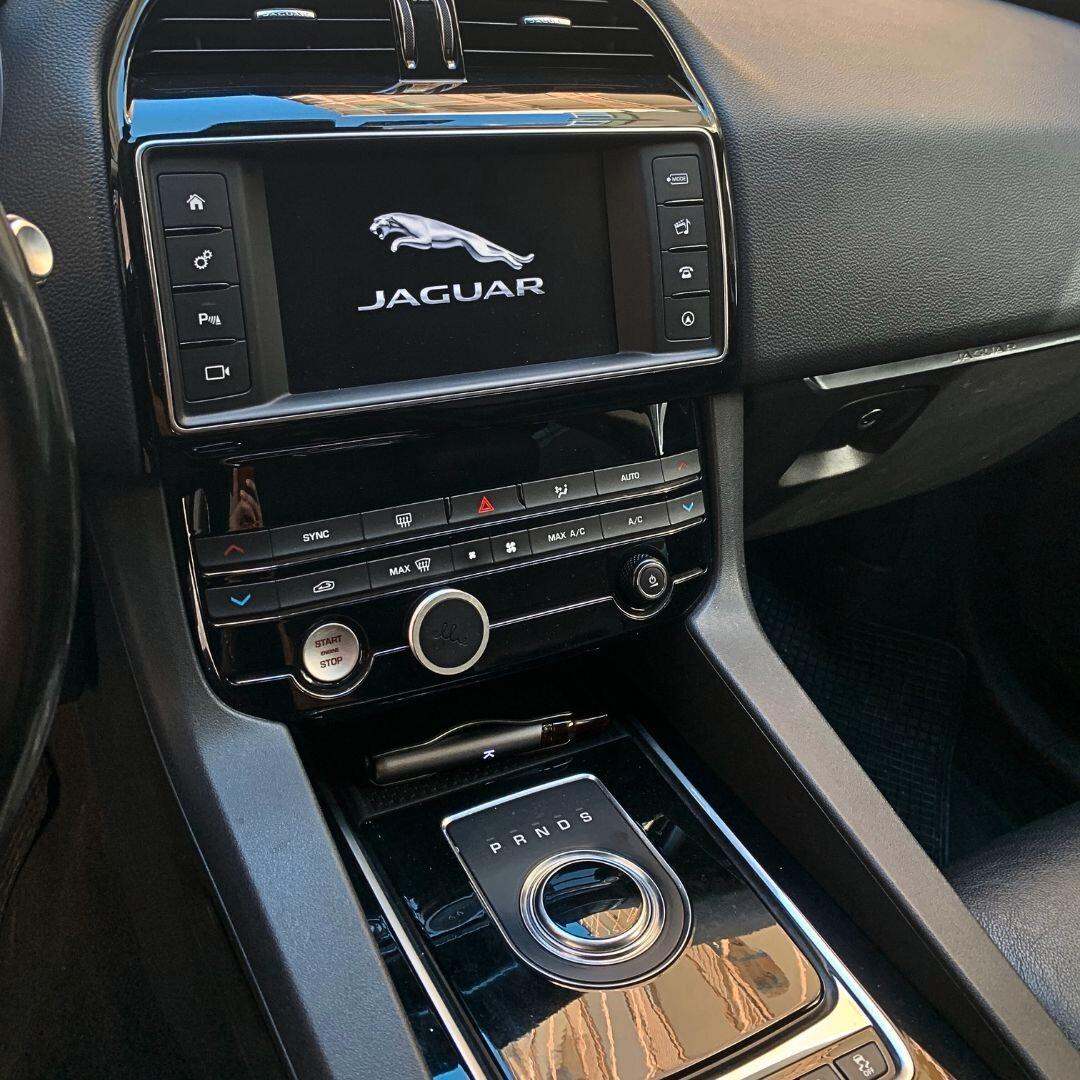 Jaguar F-Pace 2.0 D 180 CV AWD Prestige