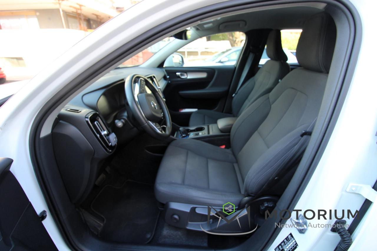 VOLVO XC40 MOMENTUM