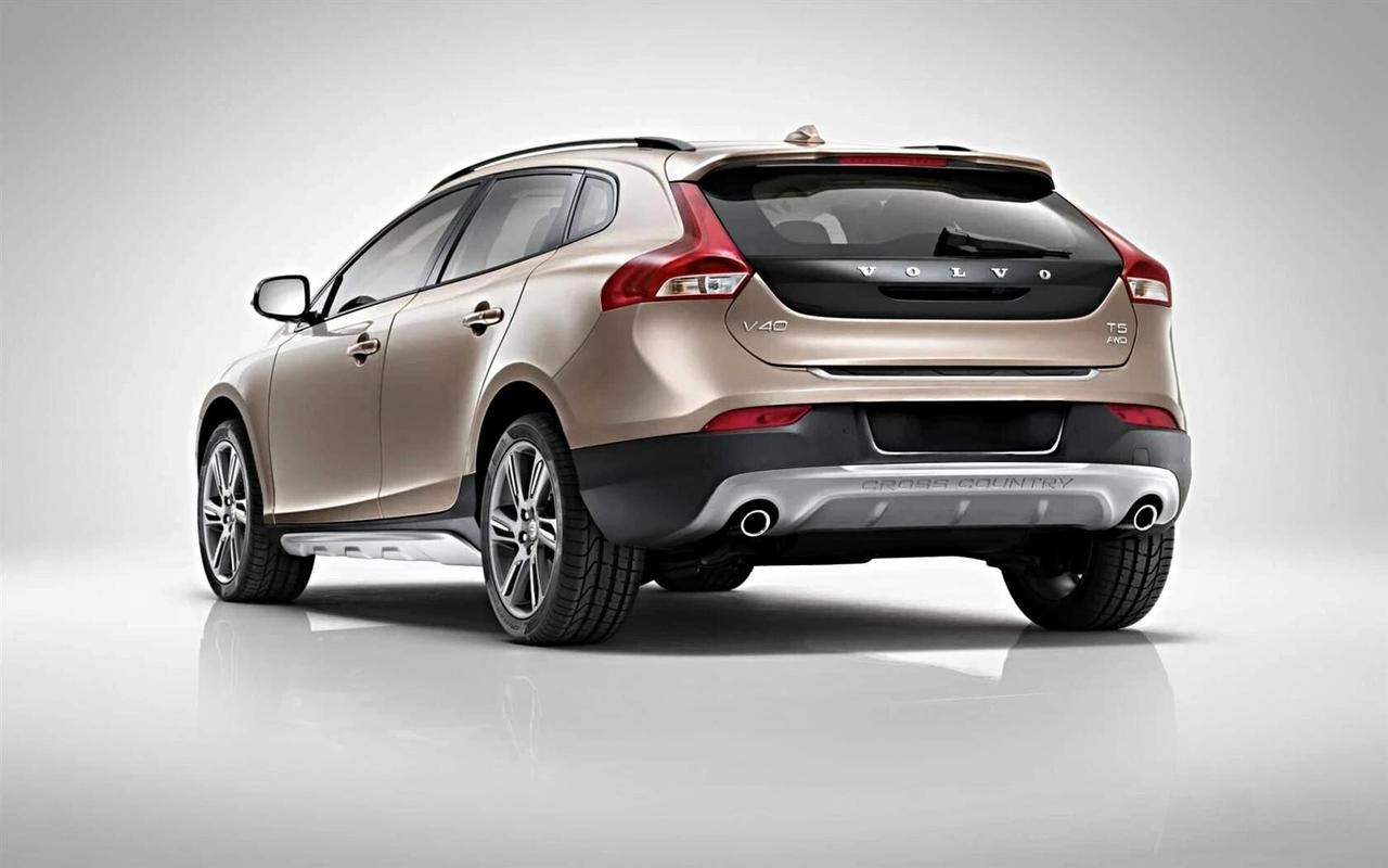 Volvo V40 Cross Country D2 1.6 Auto in arrivo !!