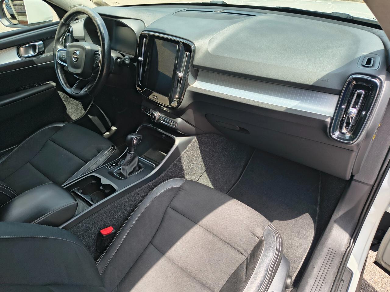 VOLVO XC40 D3 MOMENTUM "MAI VISTA UNA SIMILE"