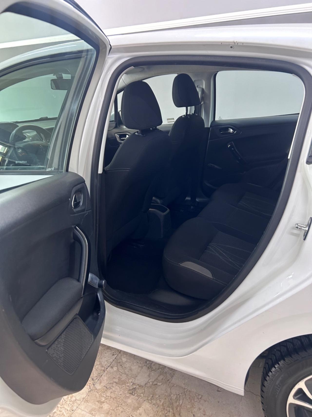 Peugeot 208 1.4 HDi 68 CV 5 porte Allure