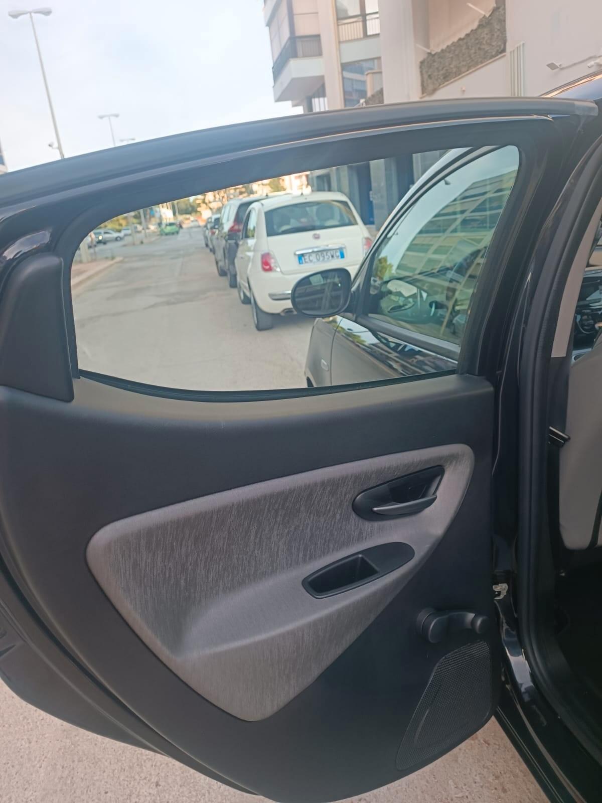 Lancia Ypsilon 1.2 69 CV 5 porte Silver