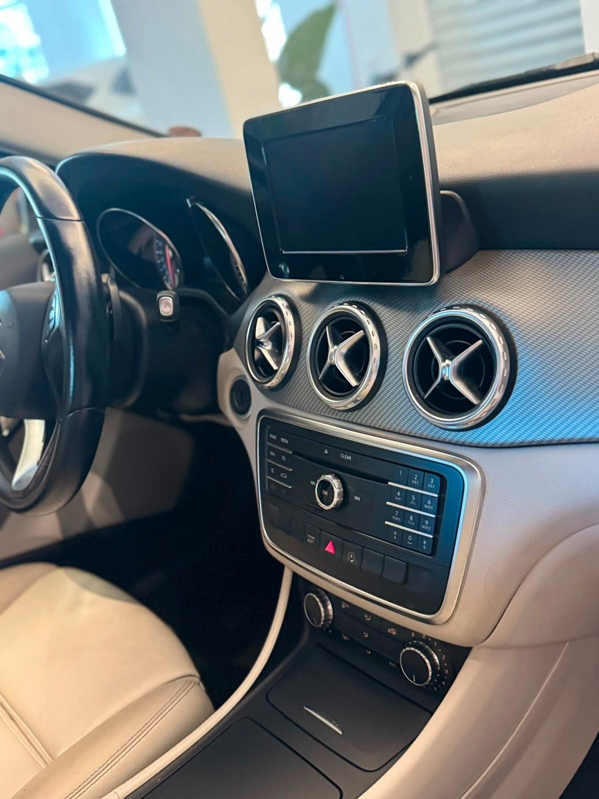 MERCEDES GLA 200 D PREMIUM FULL OPTIONAL RESTYLING