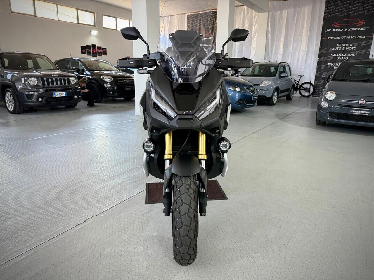 Honda X-ADV 750 con travel pack