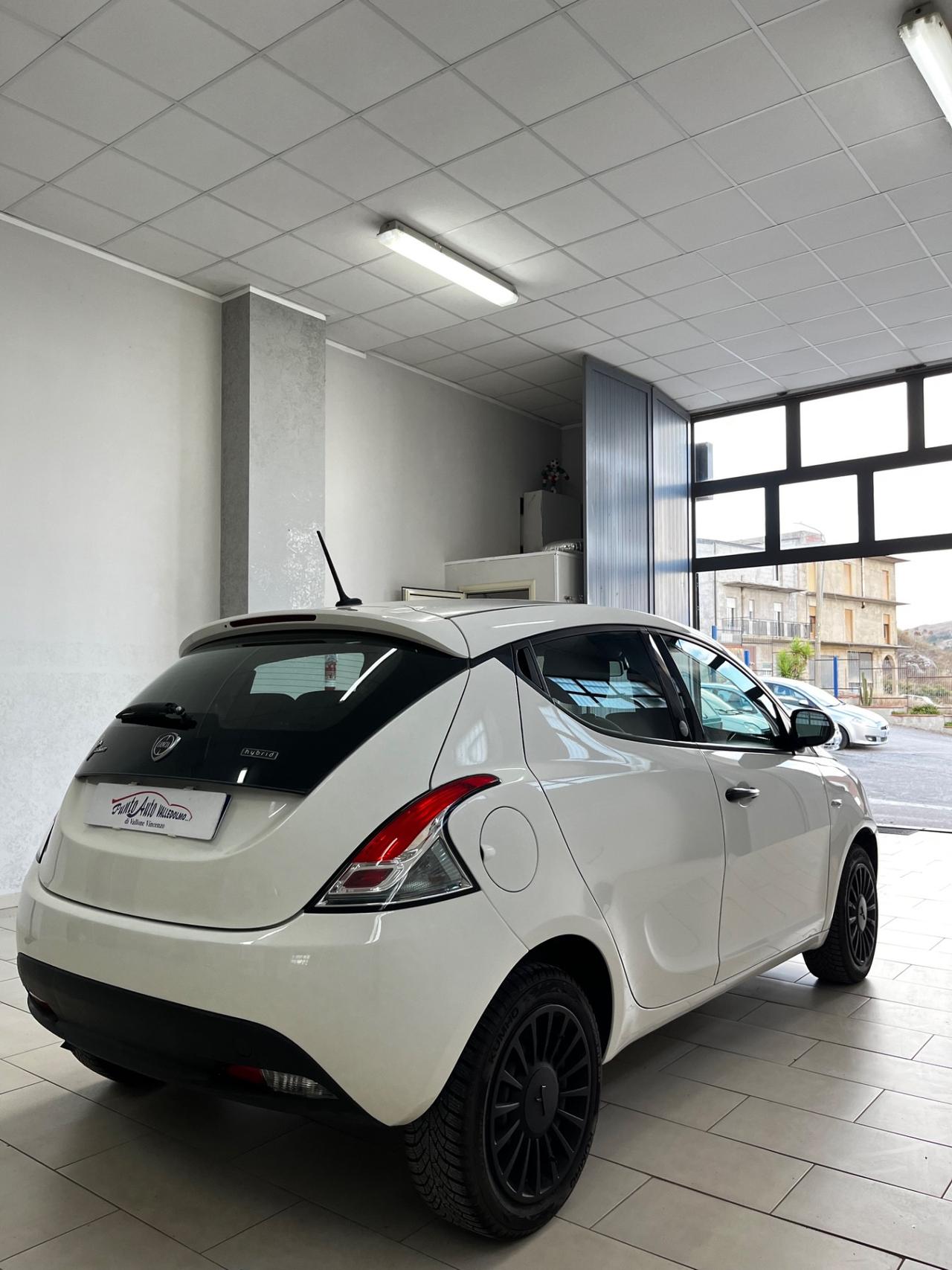 LANCIA YPSILON 1.0 FireFly 5 porte S&S Hybrid Ecochic Silver