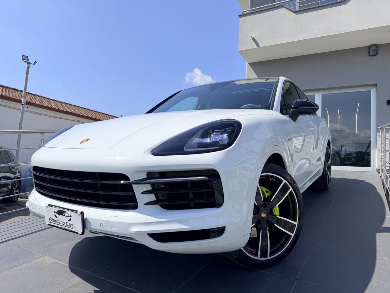 Porsche Cayenne Coupé 3.0 V6 E-Hybrid white edition