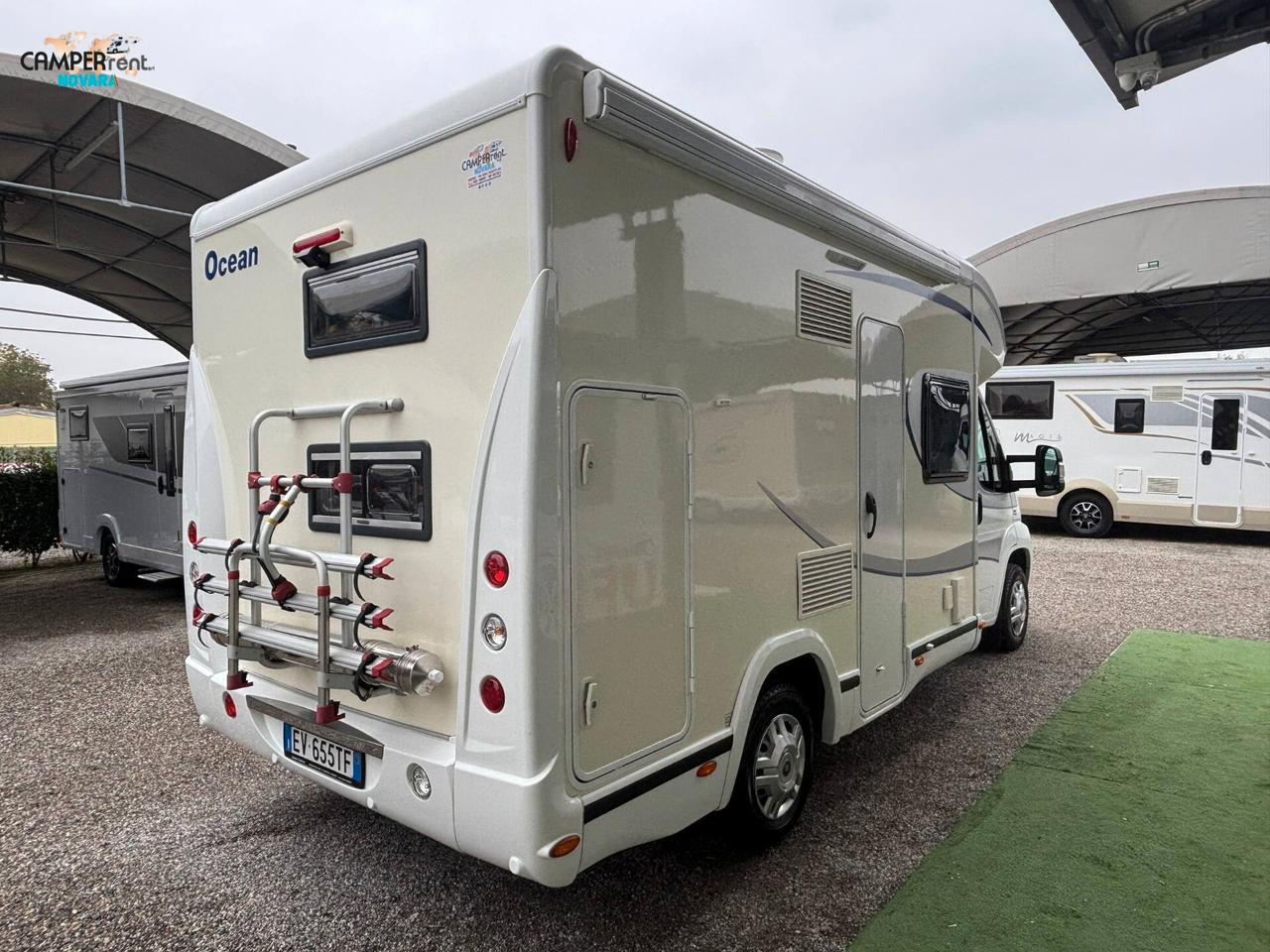 BLUCAMP OCEAN 511 - Semintegrale con letto basculante e letti a castello in coda