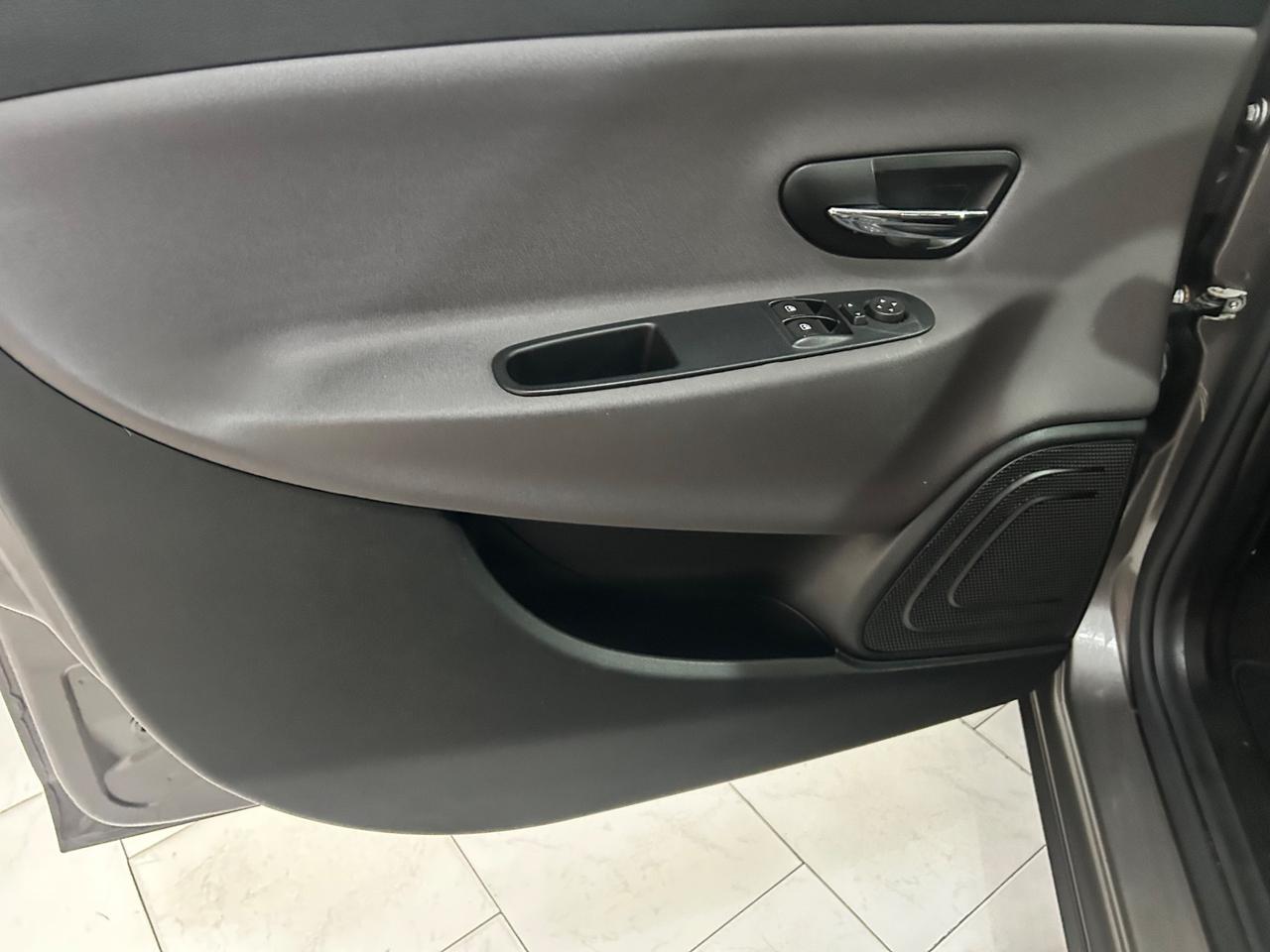 Lancia Ypsilon 1.2 69 CV 5 porte S&S Platinum