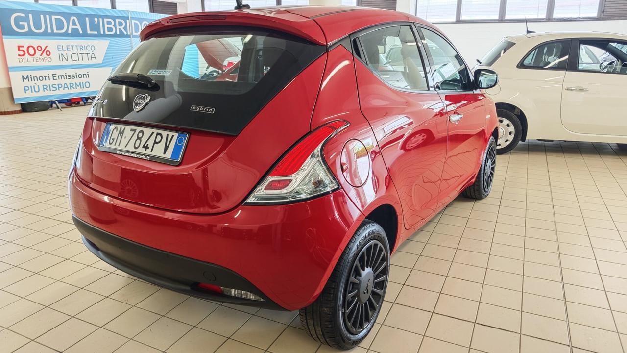 Lancia Ypsilon 1.0 Hybrid Silver