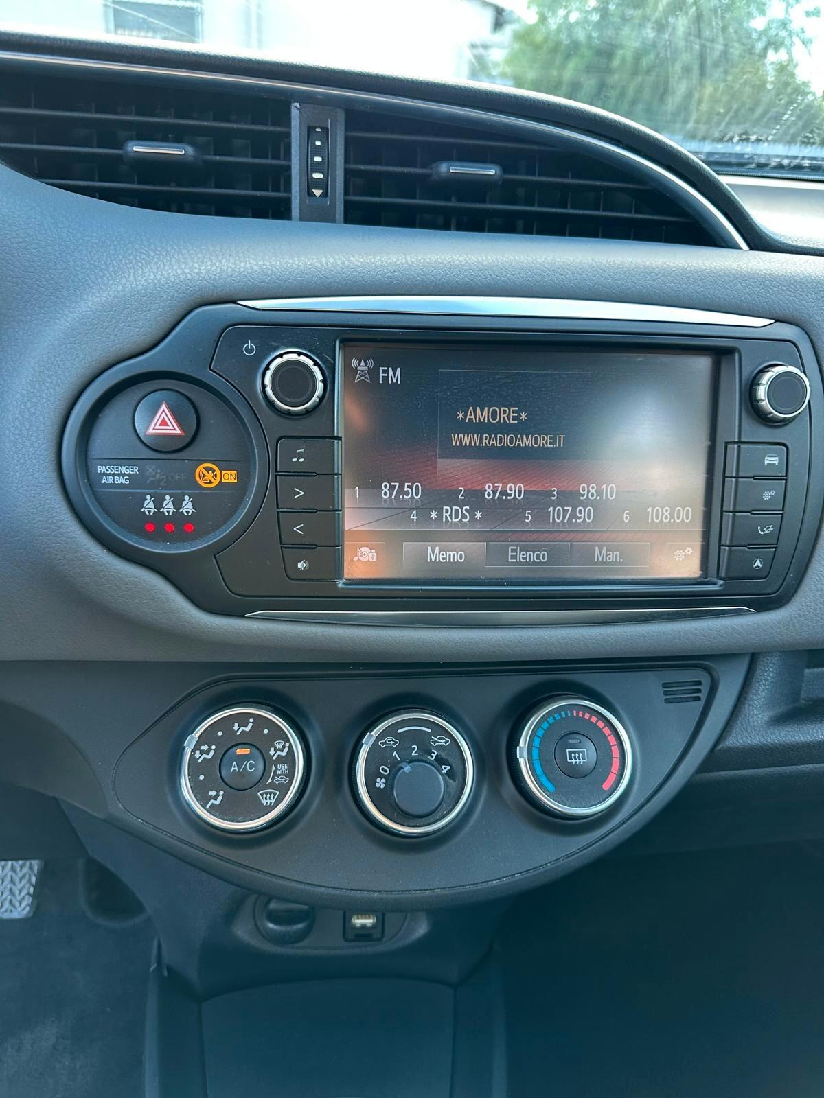 Toyota Yaris 1.3 5 porte Lounge-03/2015