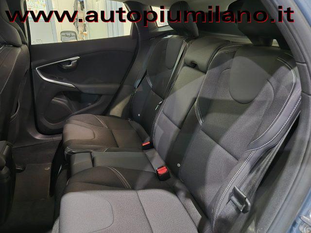 VOLVO V40 D3 Momentum