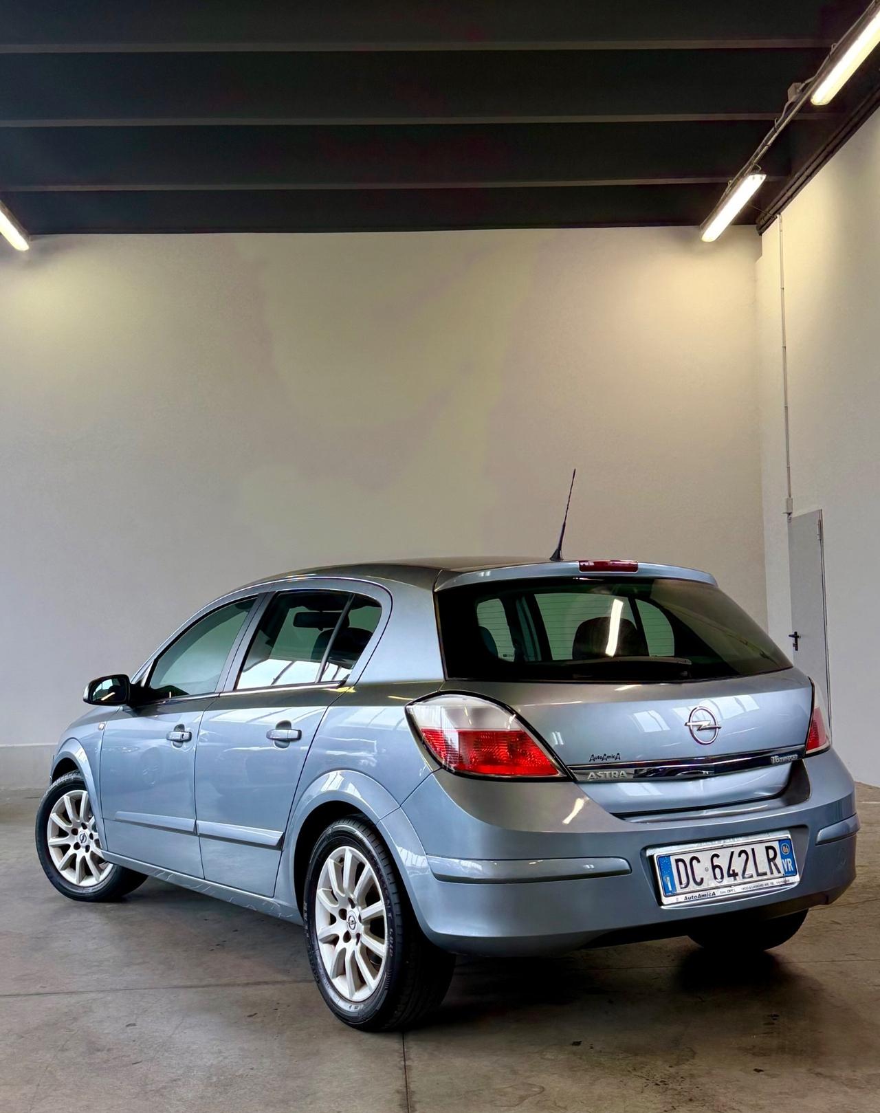 Opel Astra 1.6 16V Twinport 5 porte Cosmo