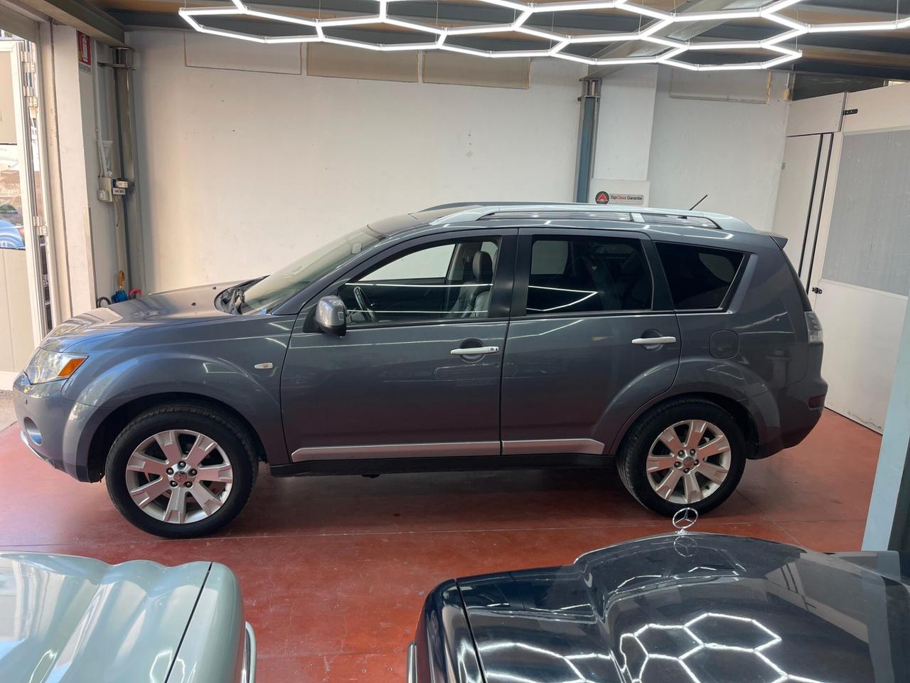Mitsubishi Outlander 2.0d 4X4 GANCIO TRAINO 7 POSTI