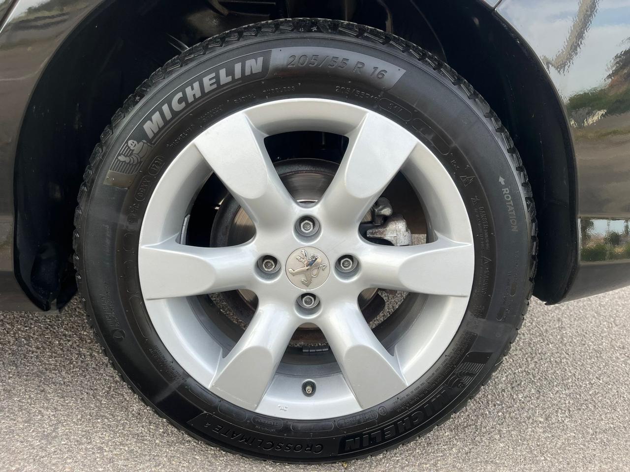 Peugeot 308 1.4 benzina/gpl 2011