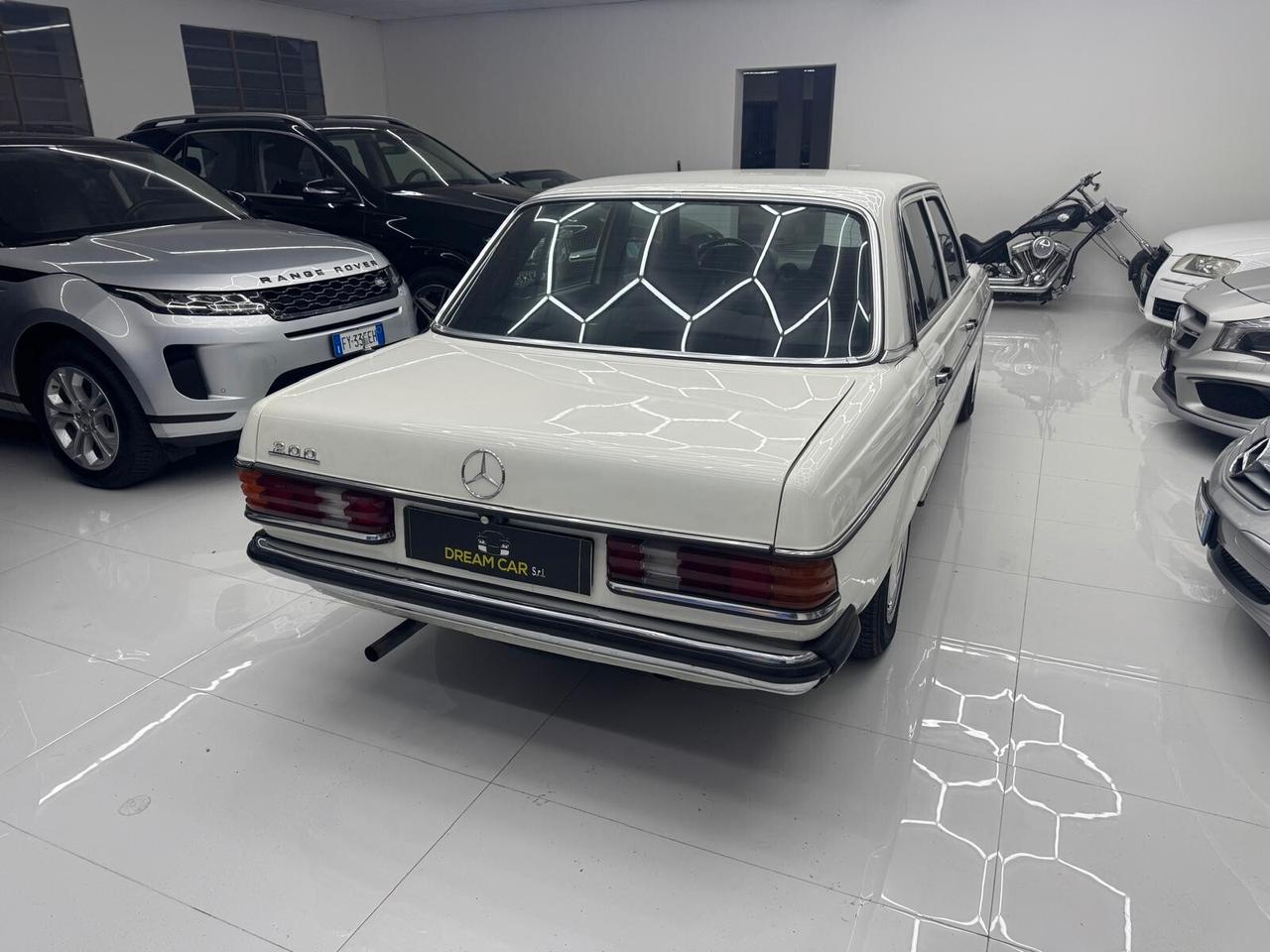 Mercedes-Benz 200 -Benzina