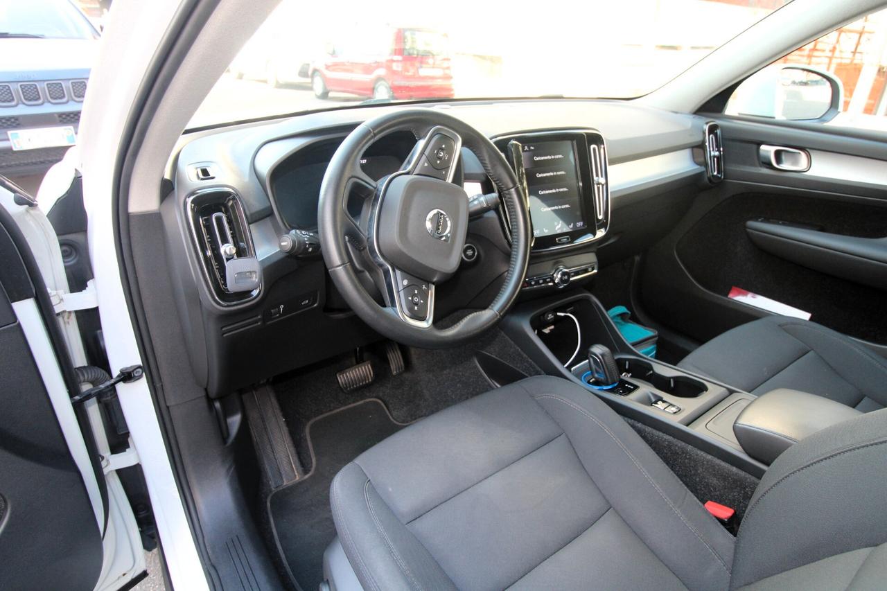 VOLVO XC40 MOMENTUM