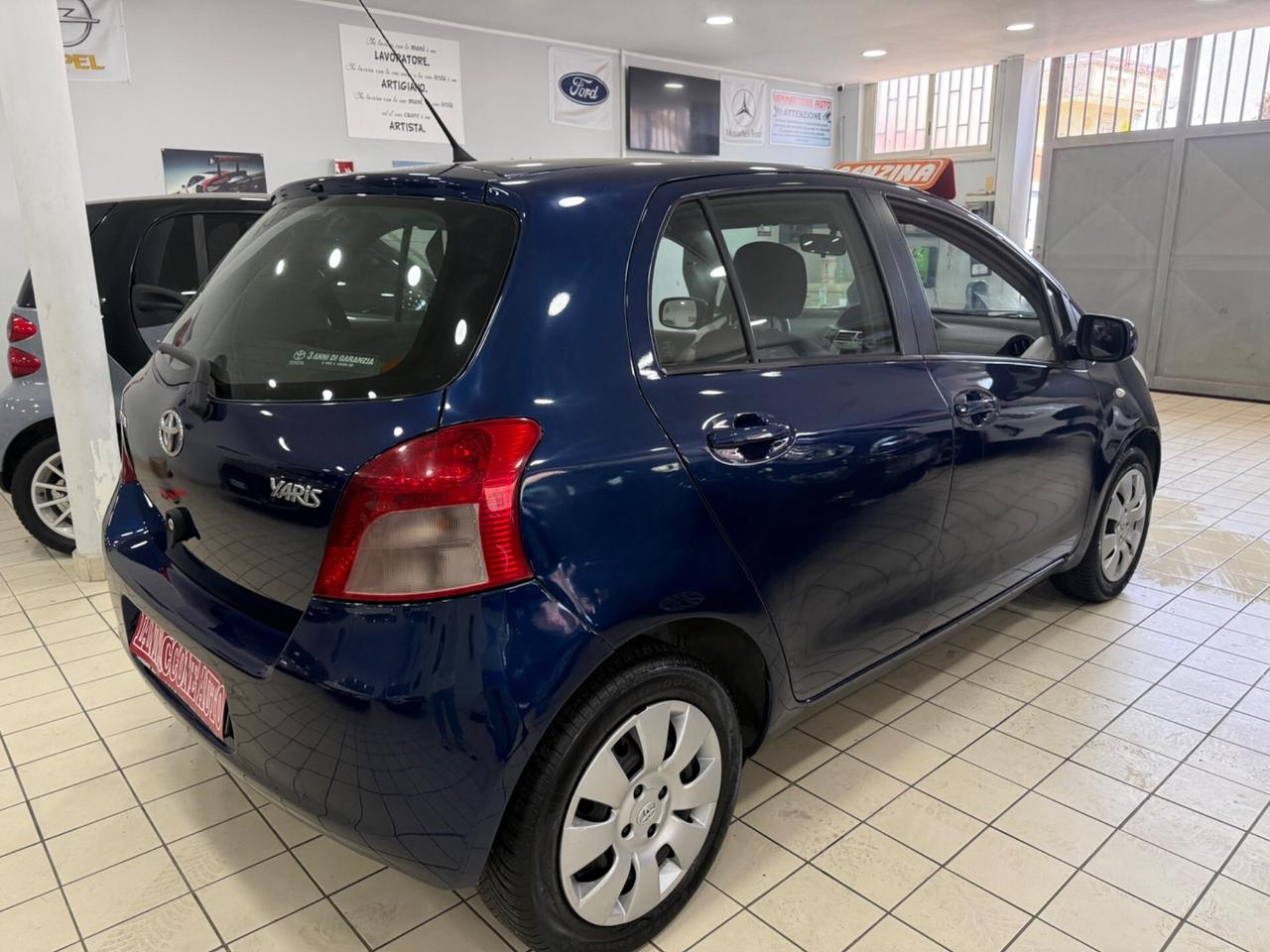 Toyota Yaris 1.0 benzina nuova