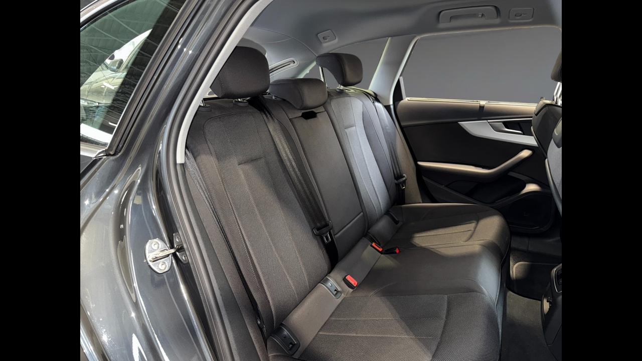 Audi A4 AVANT 30 TDI S TRONIC