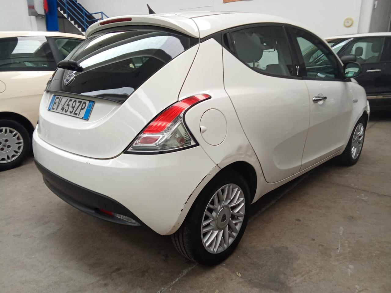 Lancia Ypsilon 1.2 69 CV . Neopatentati