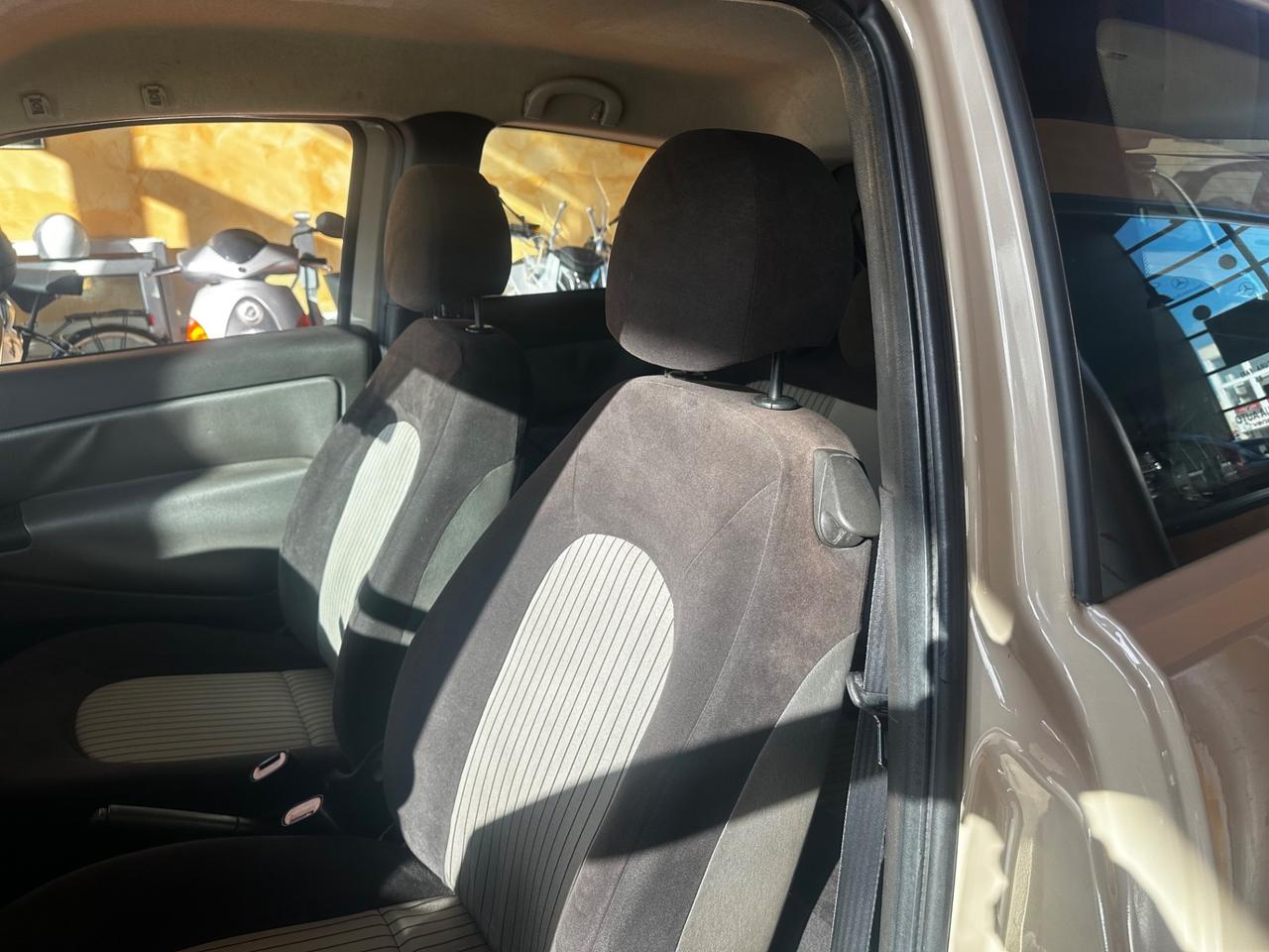 Lancia Ypsilon 1.2 beige metano neopatentati