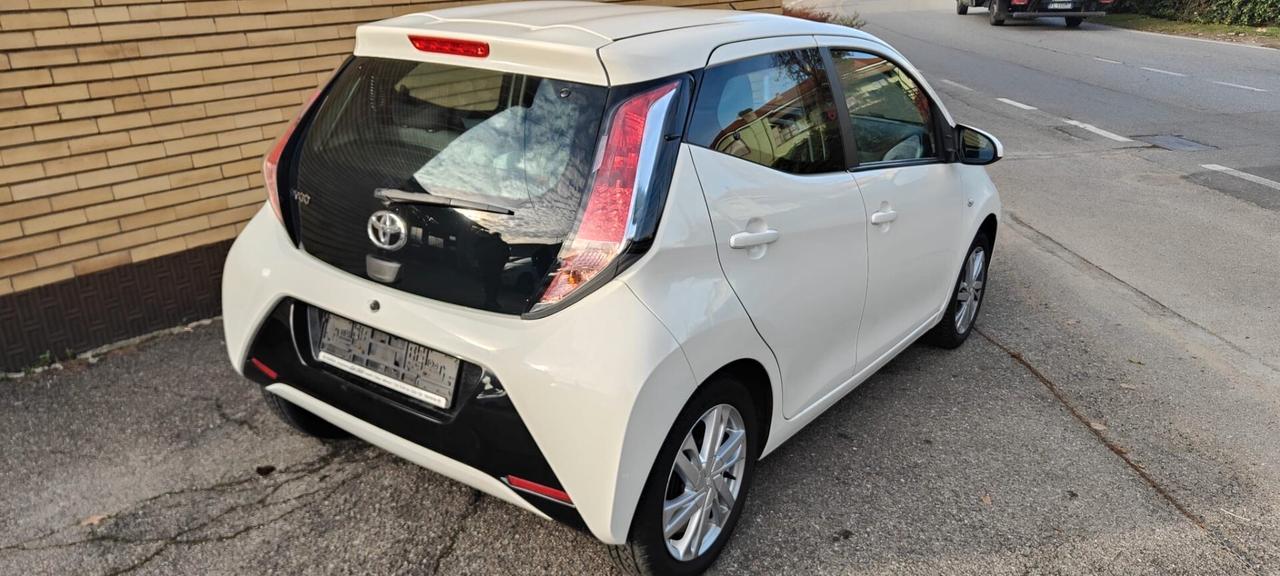 Toyota Aygo 1.0 VVT-i 69 CV 5 porte x-play TSS
