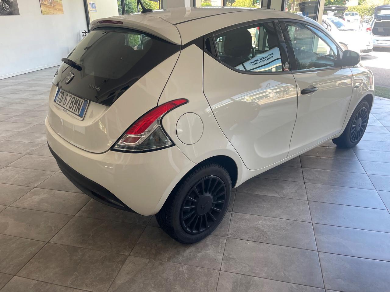 Lancia Ypsilon 1.0 FireFly 5 porte S&S Hybrid Ecochic Silver