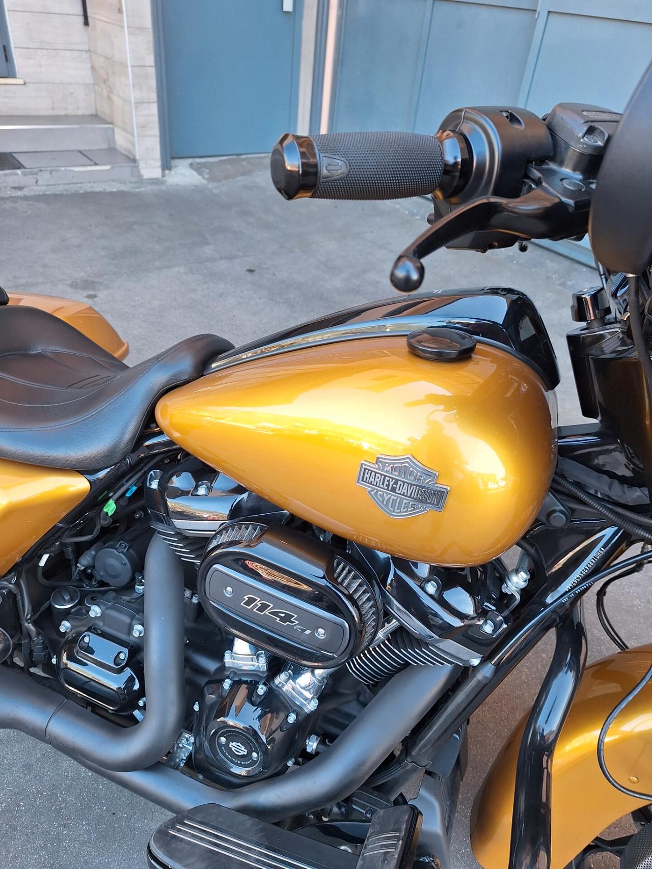 Harley-davidson Touring Street Glide Gold 114