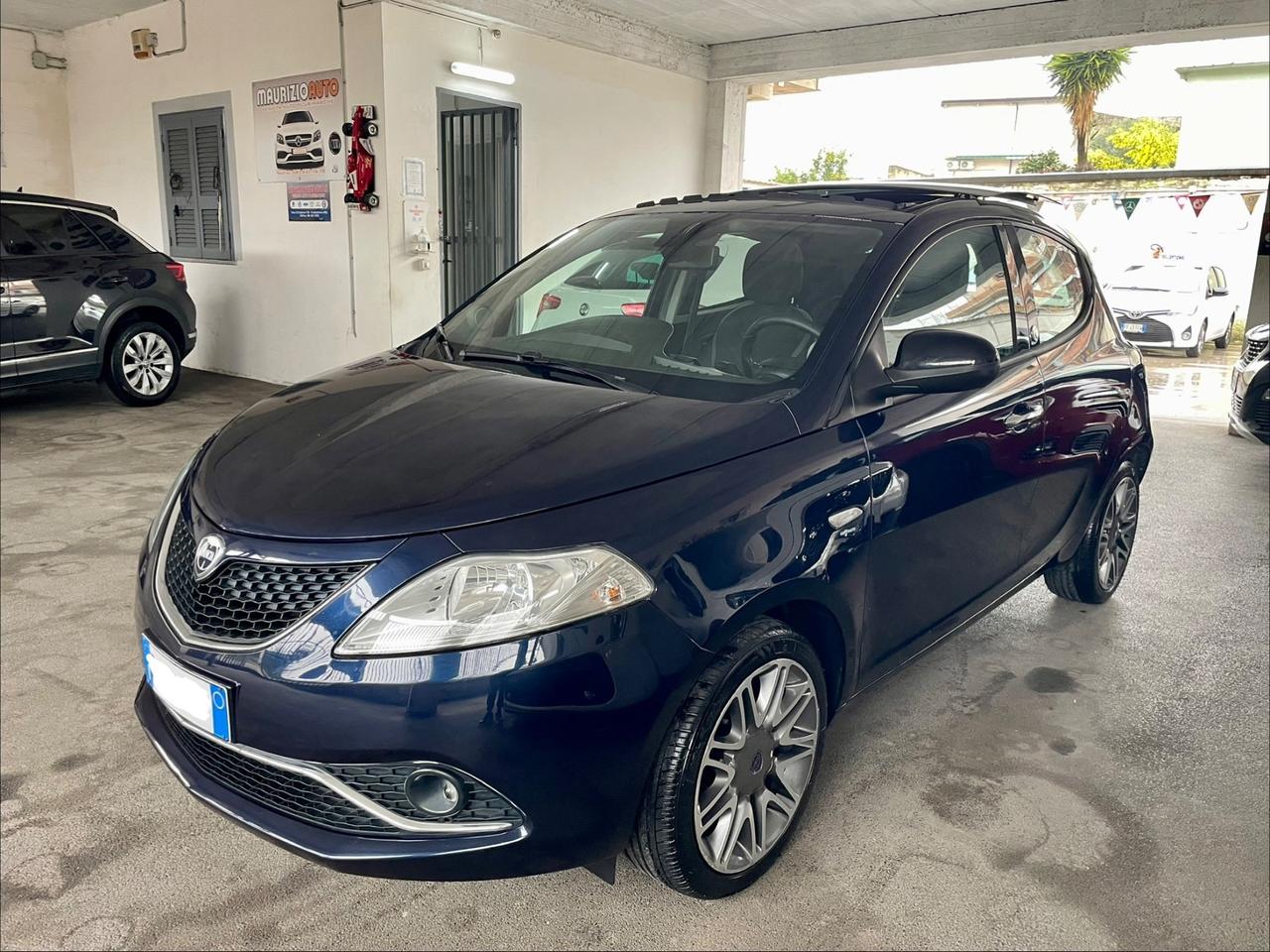 Lancia Ypsilon 1.2 69 CV 5 porte GPL Ecochic Unyca tetto nav sensori pelle