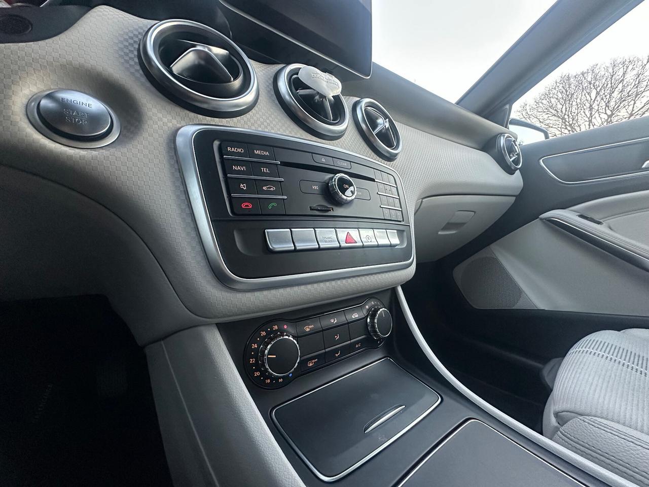 Mercedes-benz A 200 d Automatic Sport Edition White Cream UNIPRO UFF Permute e Rate