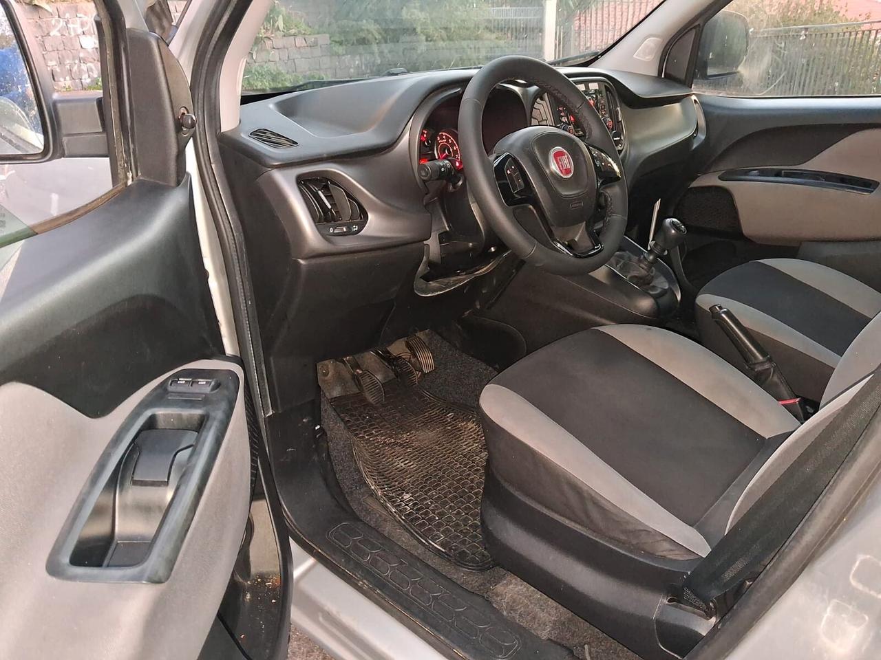 Fiat Doblo Con rampa manuale trasporto disabili in carrozzina