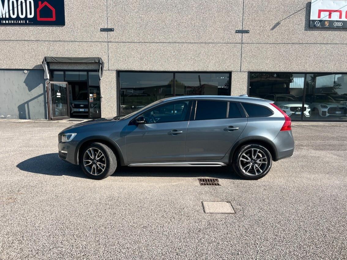 Volvo V60 Cross Country 2.0 d3 Plus geartronic - Pelle Navi Fari Led - FULL OPTIONAL