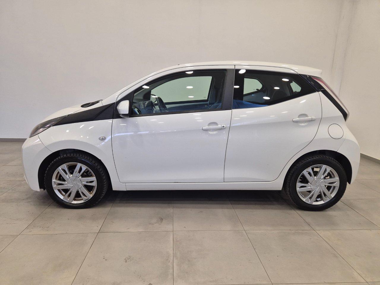 Toyota Aygo 5p 1.0 x-play aut. - NEOPATENTATI - Cam - Navi