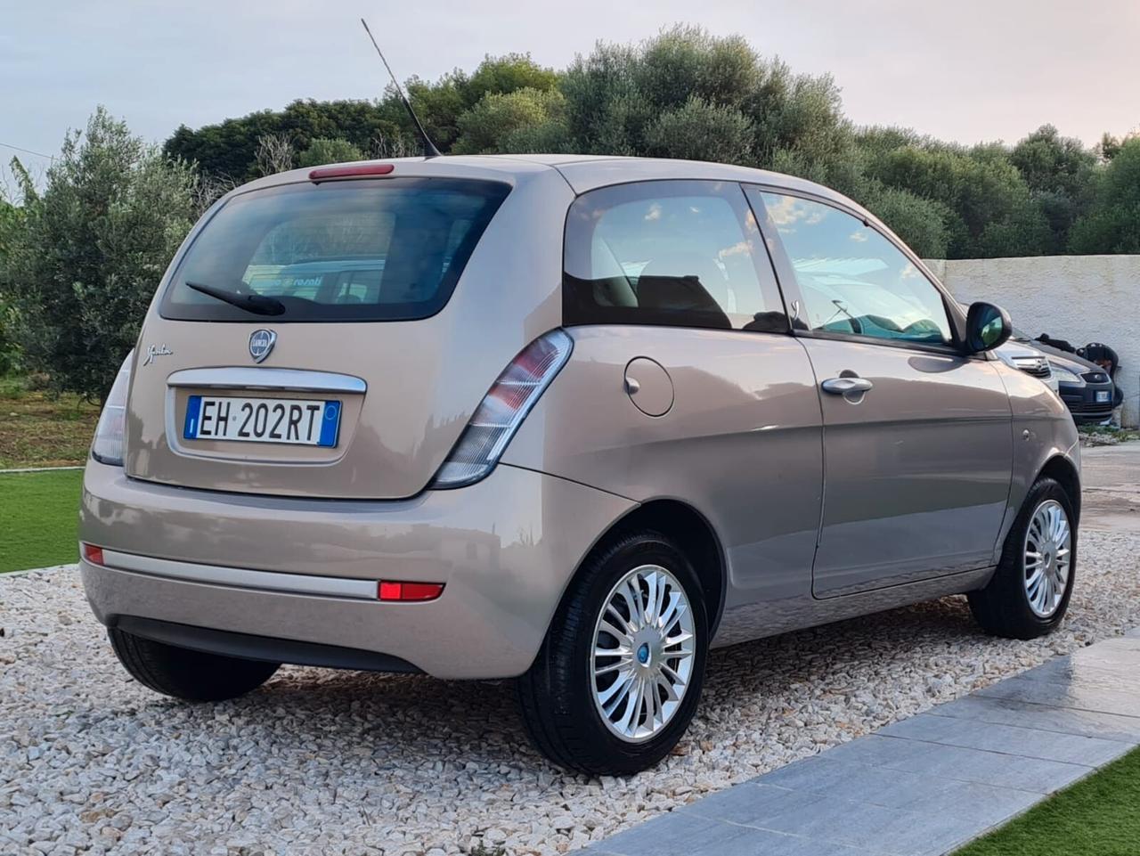 Lancia Ypsilon 1.3 MJT 75 CV New Oro