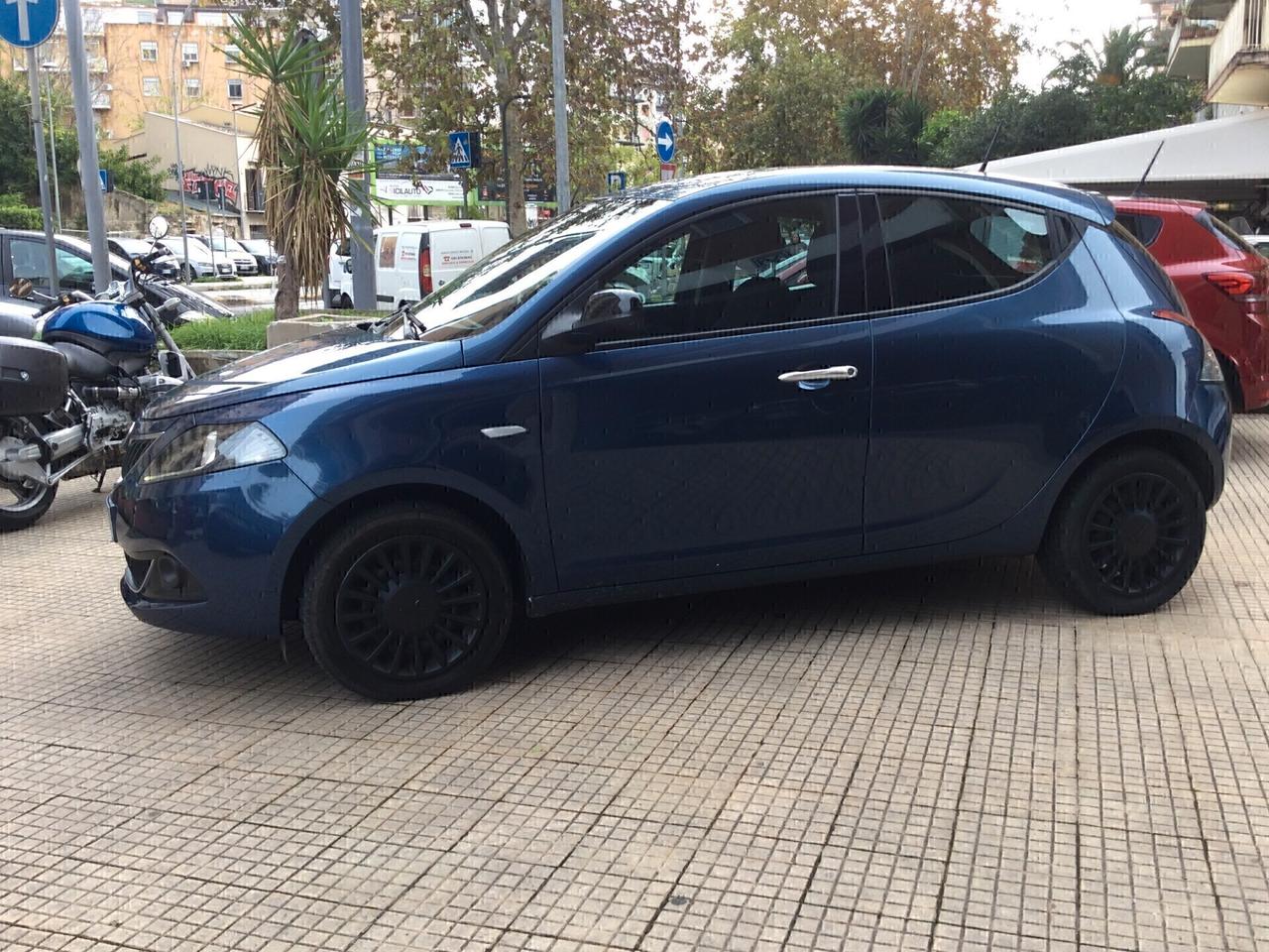 Lancia Ypsilon 1.0 FireFly 5 porte S&S Hybrid Ecochic Silver