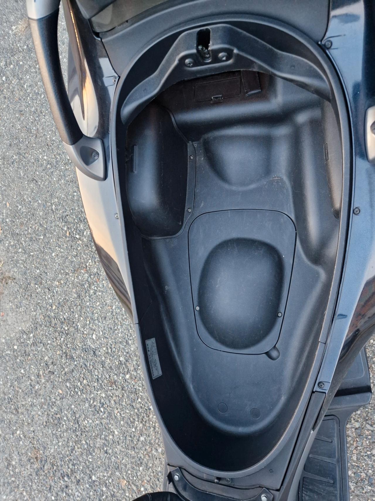 Piaggio MP3 due ruote anteriori, bauletto parabrezza