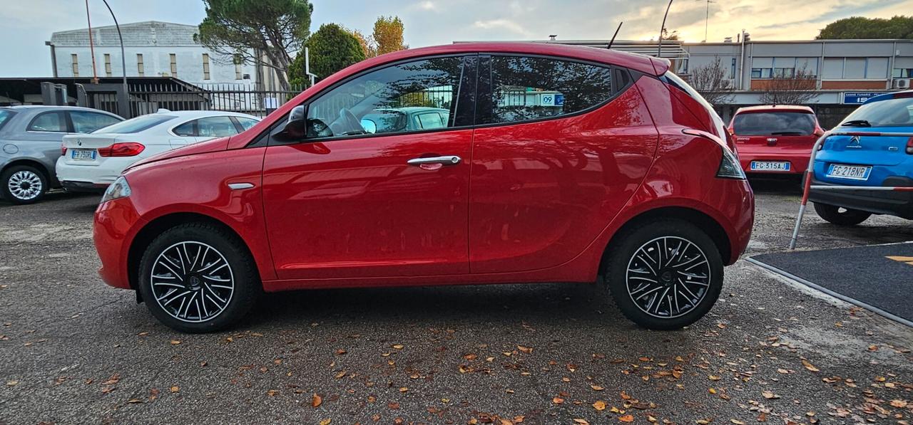 Lancia Ypsilon 1.0 benzina Hybrid