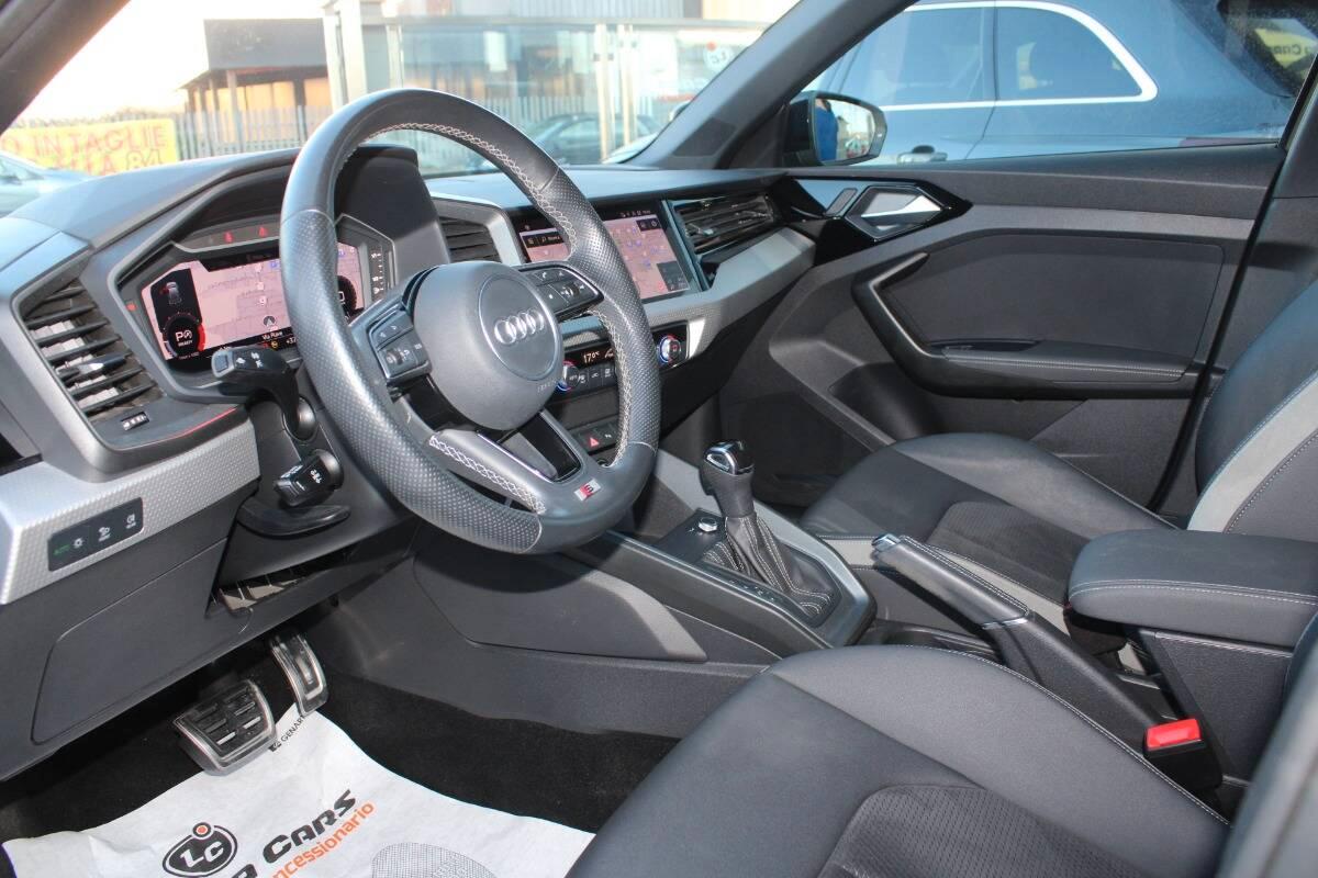 Audi A1 25 1.0 tfsi Identity Black s-tronic con CarPlay