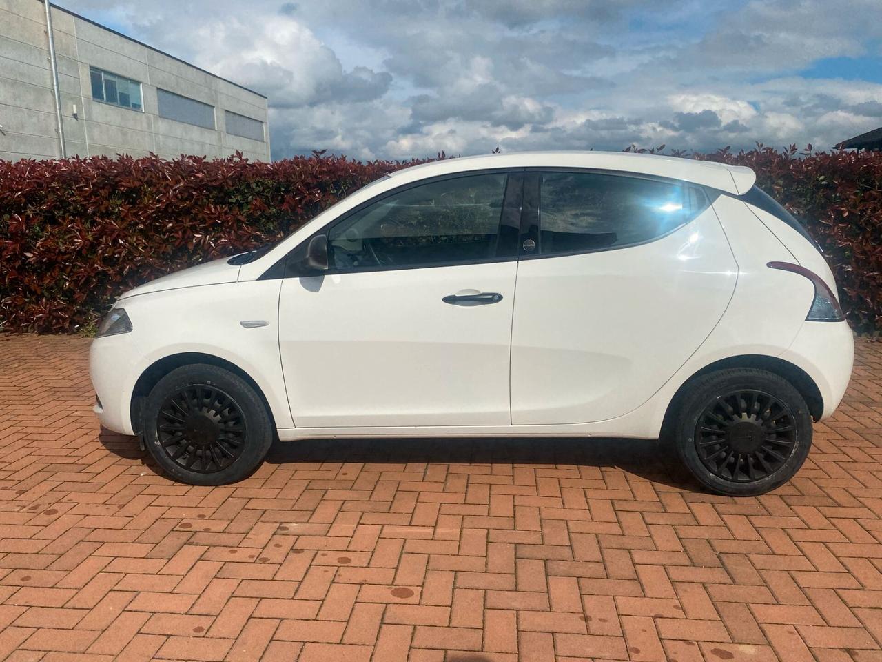 Lancia Ypsilon 1.0 FireFly 5 porte S&S Hybrid Ecochic Silver