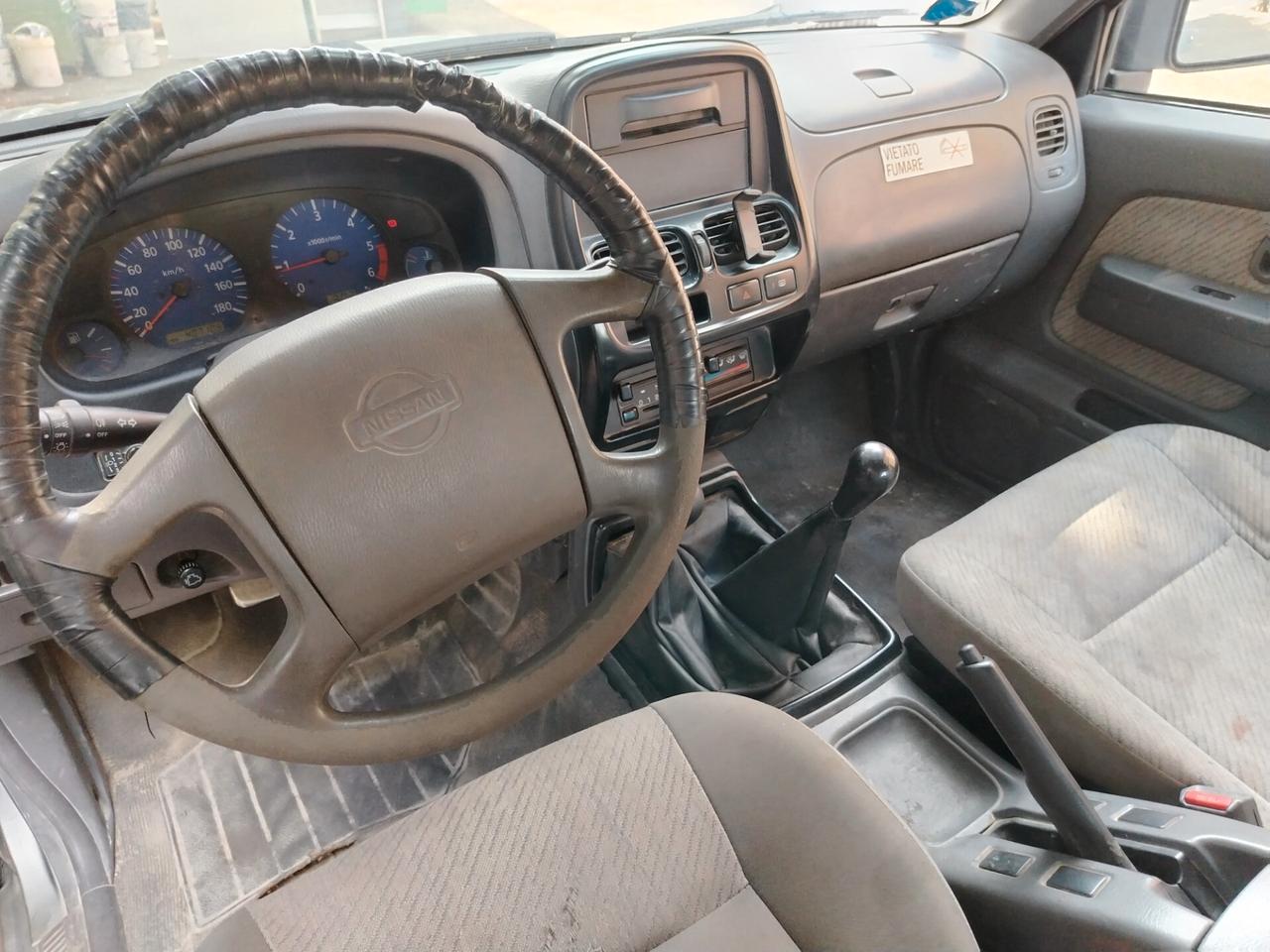 Nissan Navara 4x4 con Gancio e climatizzatore