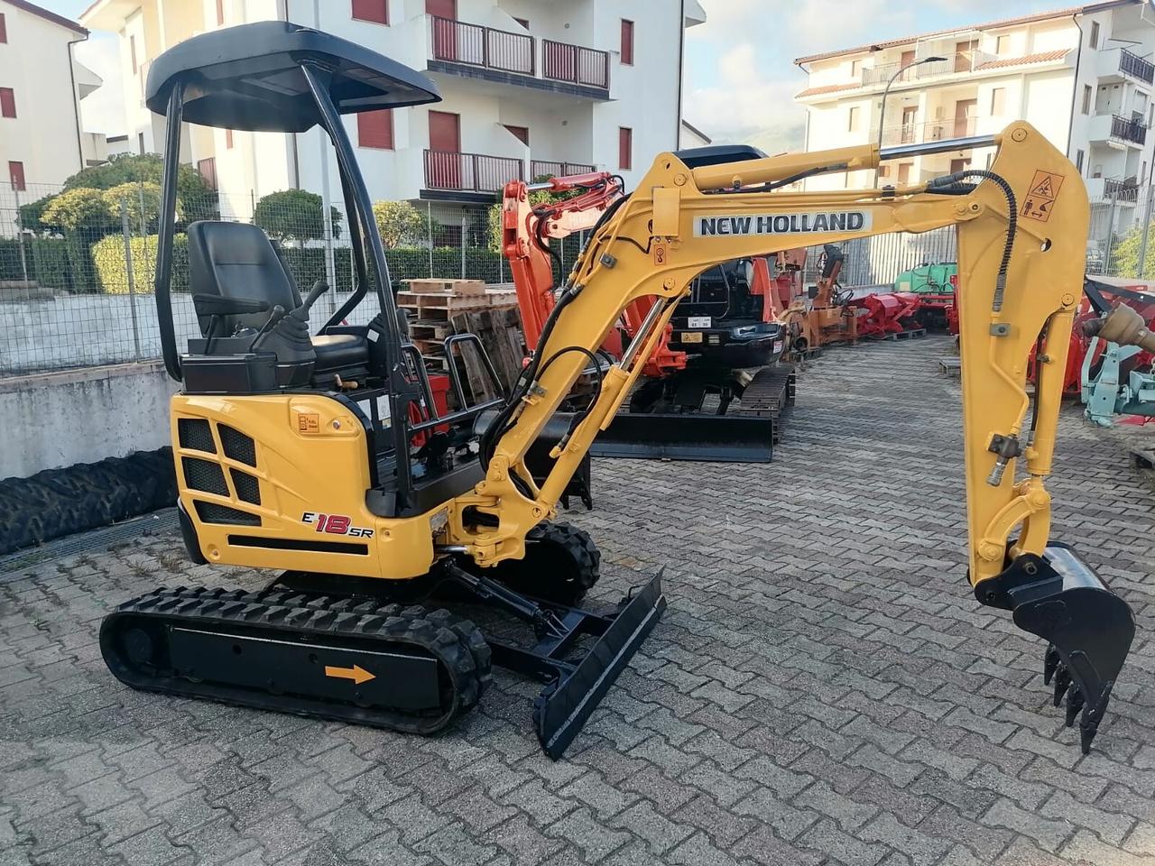 Escavatore Seminuovo New-Holland E18 SR (18 Quintali)