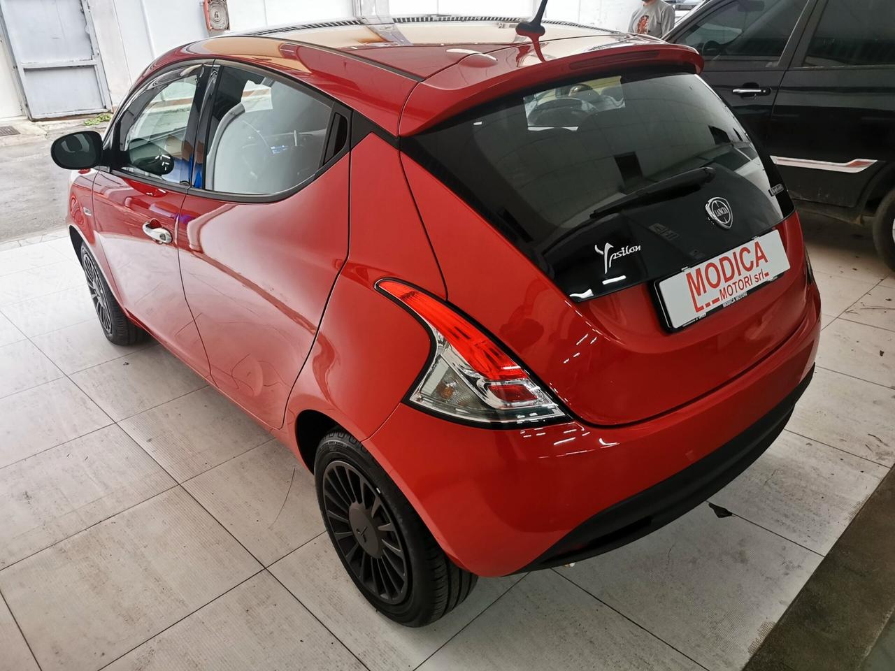 Lancia Ypsilon 1.0 FireFly 5 porte S&S Hybrid Silver