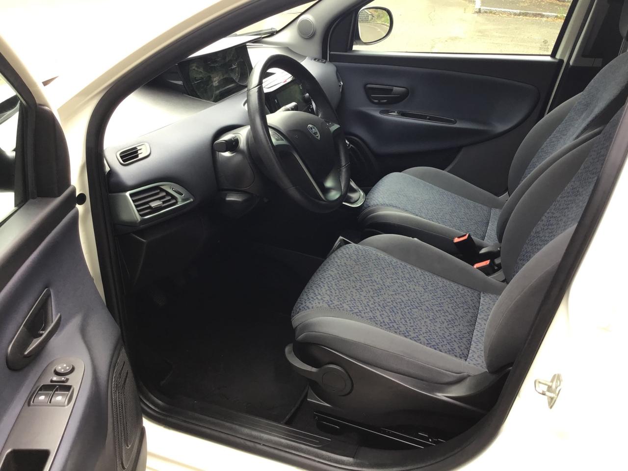 Lancia Ypsilon 1.0 FireFly 5 porte S&S Hybrid Gold