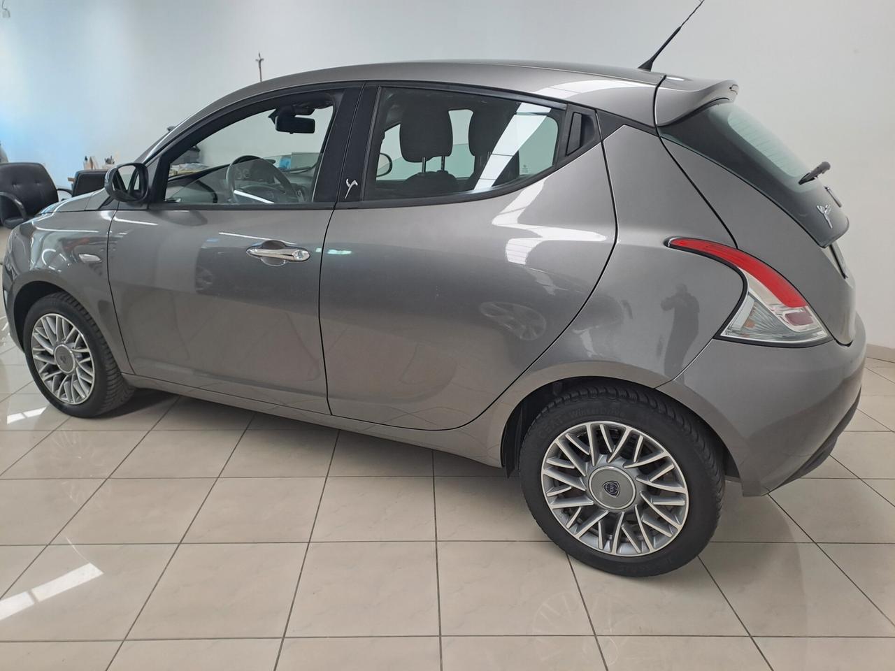 Lancia Ypsilon 1.2 69 CV 5 porte S&S Silver