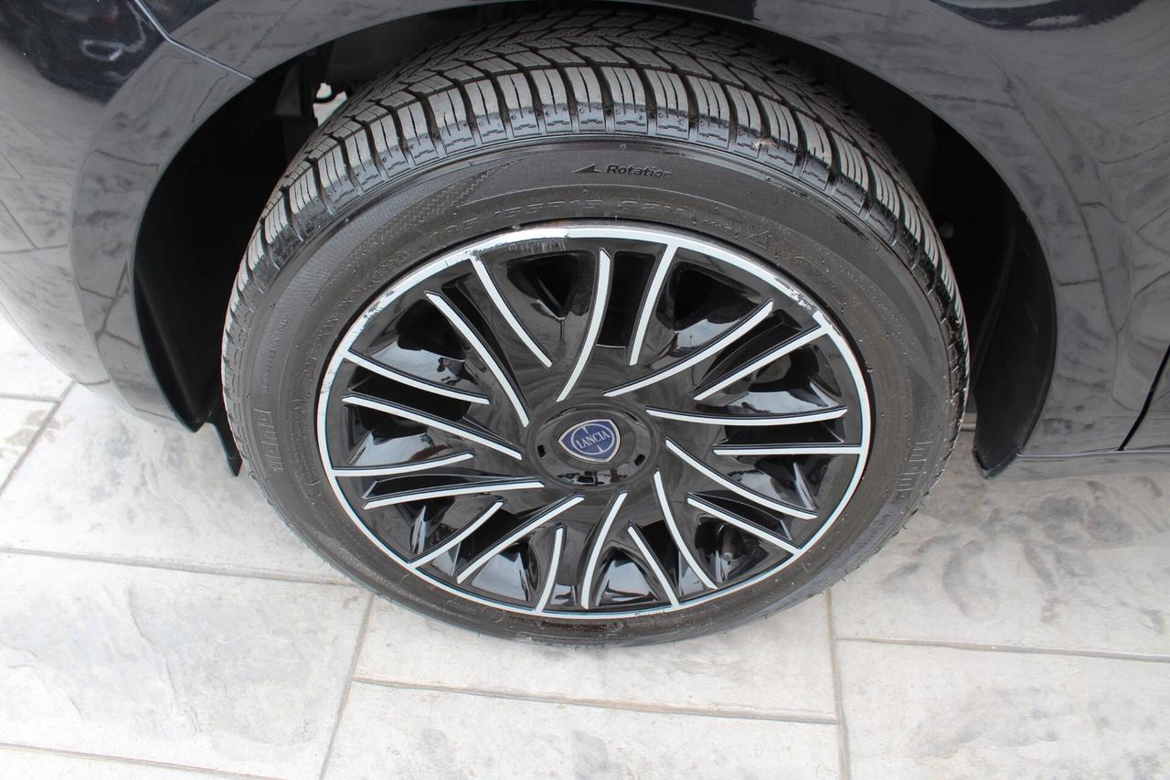 Lancia Ypsilon 1.0 FireFly 5 porte S&S Hybrid Ecochic Silver